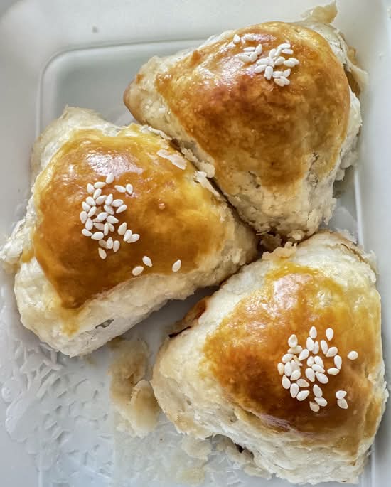 21. BBQ pork puff pastry 崧化鮑汁叉燒酥